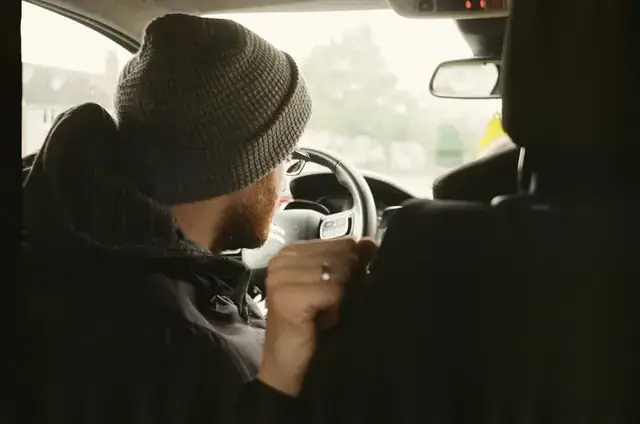 Chauffeur au volant, vu depuis la banquette arrière